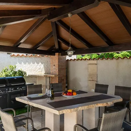 Kuenstler By Interhome * Vrznaveri