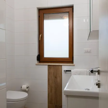 Kuenstler By Interhome Vrznaveri