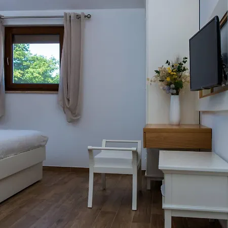 Kuenstler By Interhome Vrznaveri