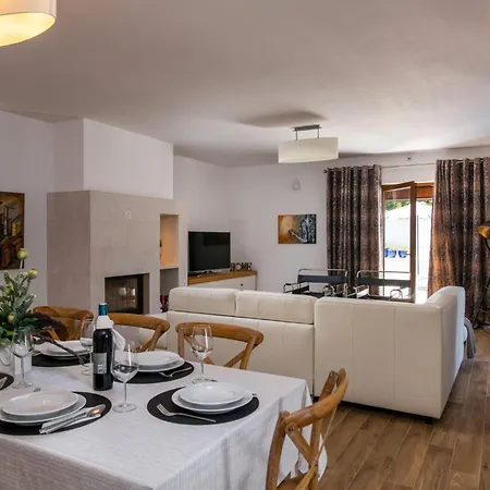Kuenstler By Interhome Vrznaveri