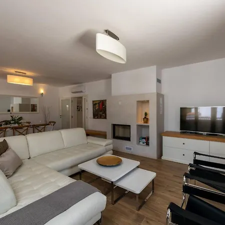 Kuenstler By Interhome Vrznaveri