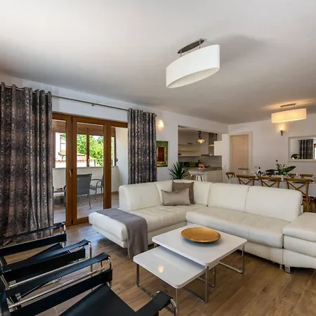 Kuenstler By Interhome Vrznaveri